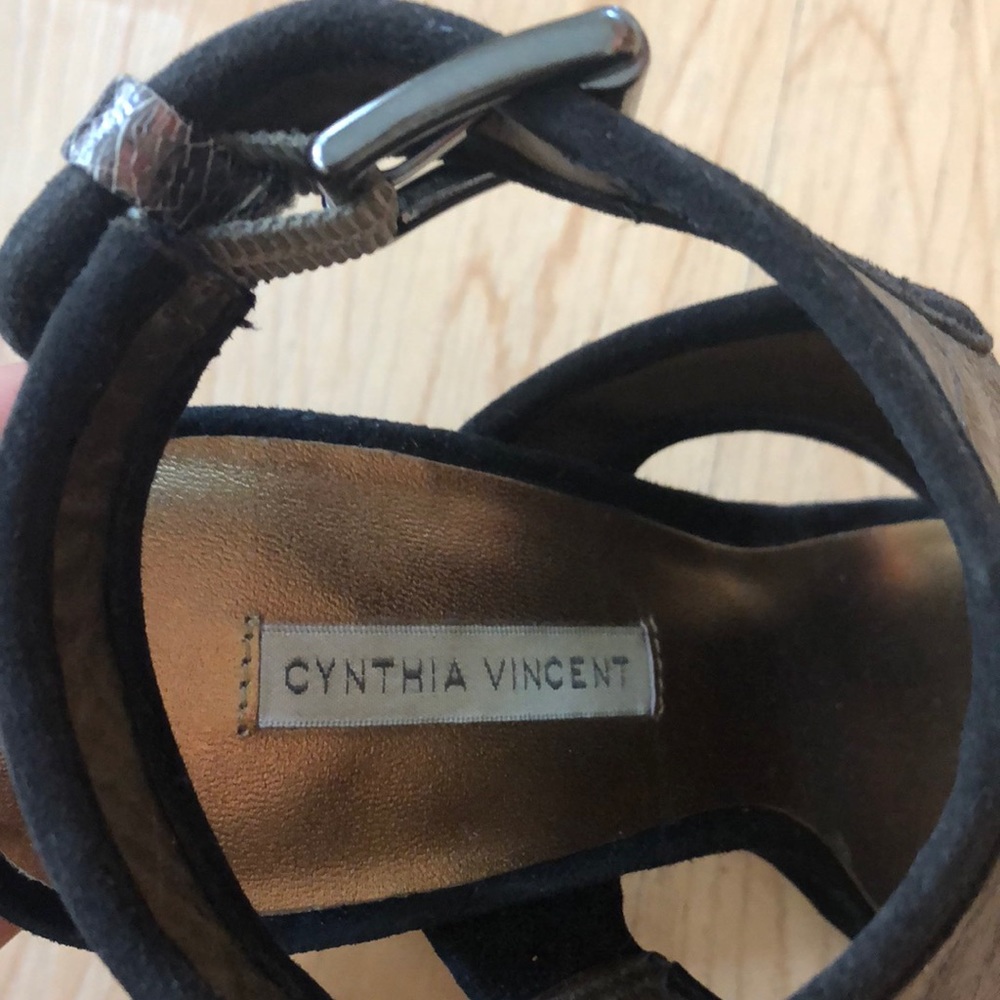 Cynthia Vincent metallic pewter & Black  heels - Picture 4 of 6